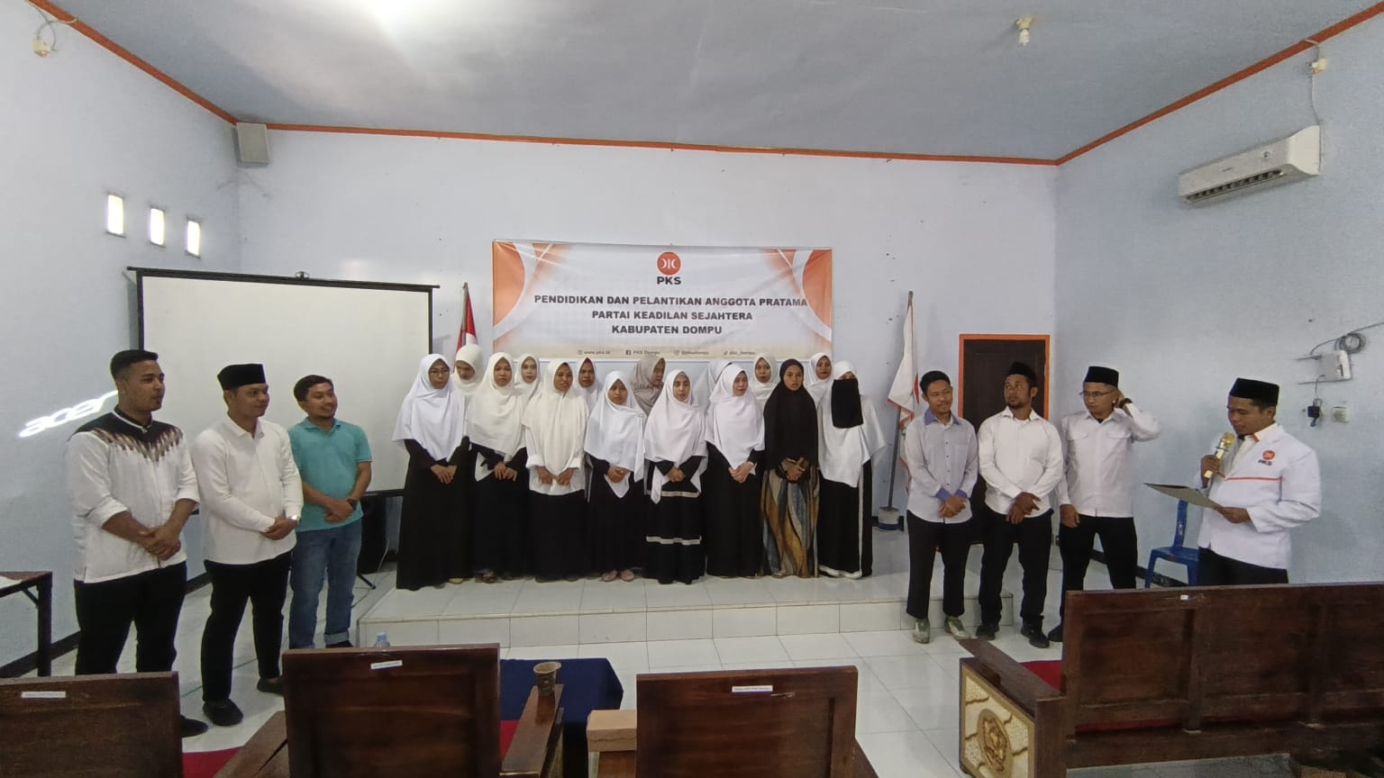 Ketua PKS Dompu Lantik Anggota Pratama Baru
